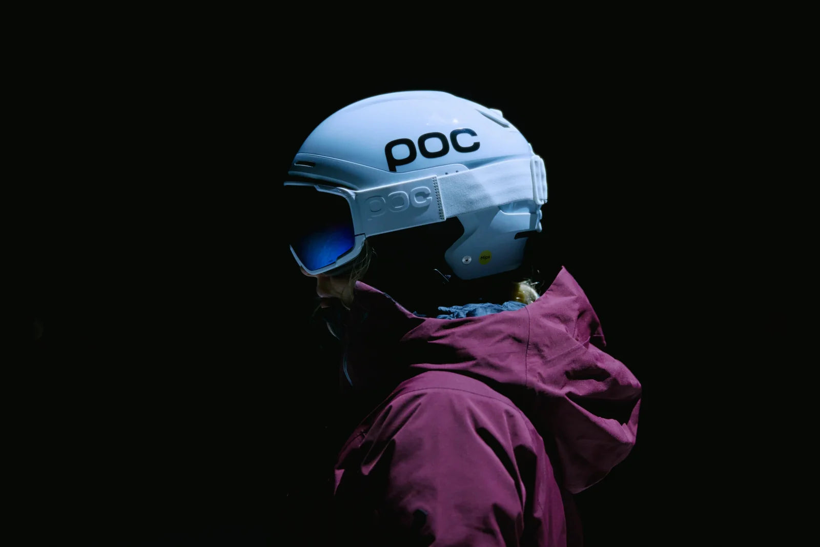 POC Arcus med POC-goggles, fotograferad från sidan på en skidåkare.