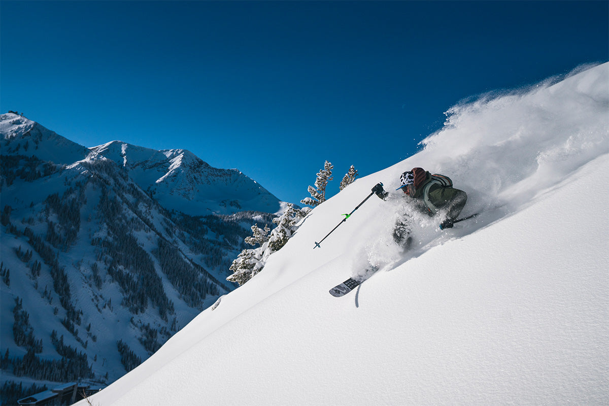Skidåkare i djup snö