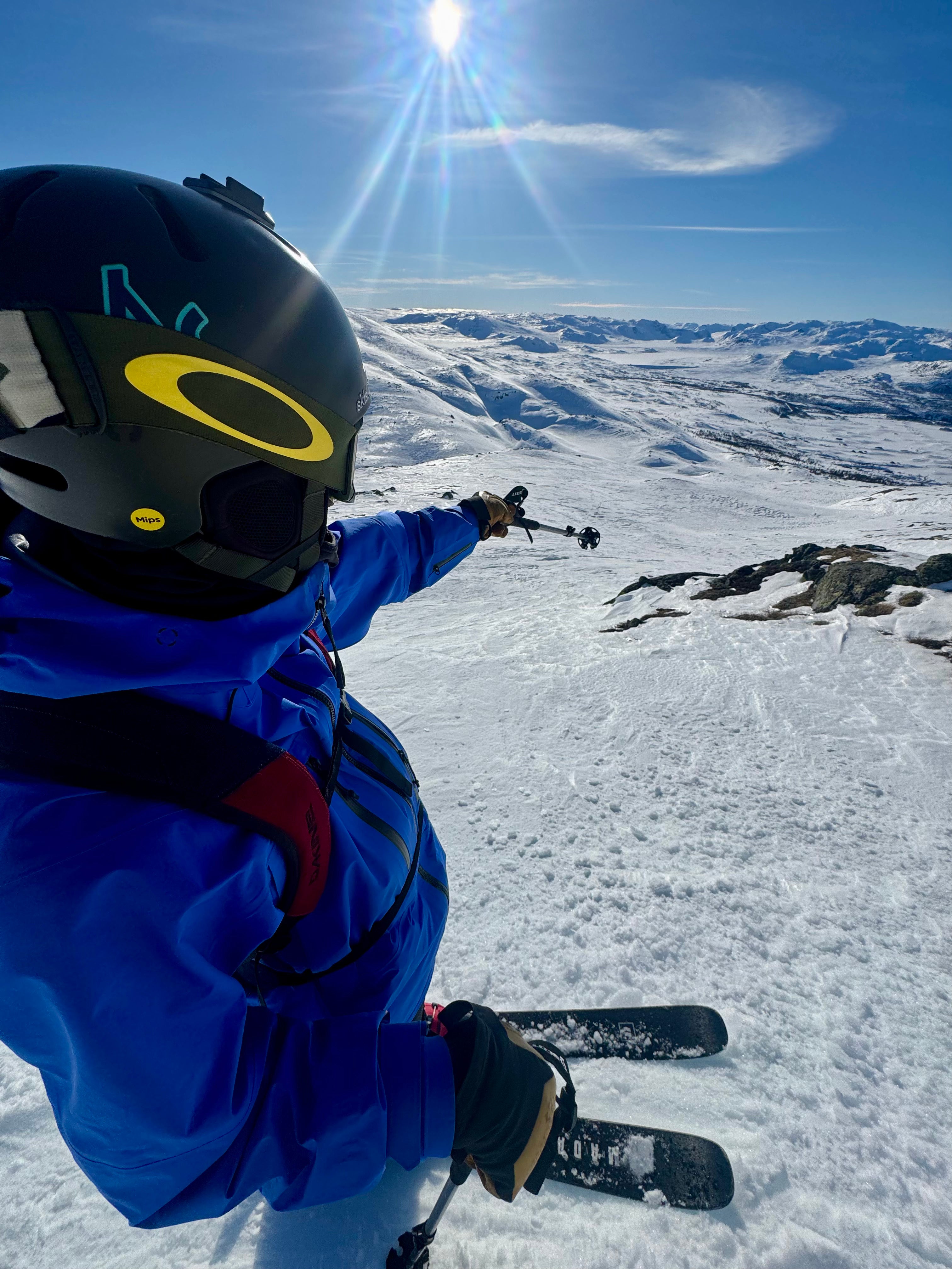 Skidåkare blickar ut över fjällen i Hemsedal